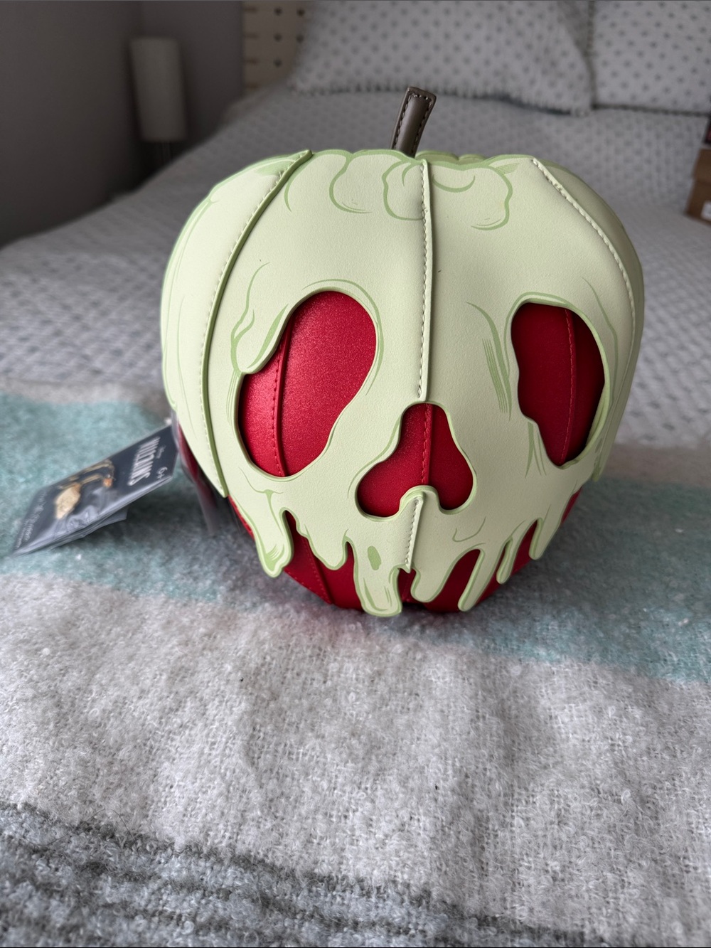 Loungefly Evil Queen Poison Apple Crossbody - Red & Pale Green Glow - Picture 3 of 6